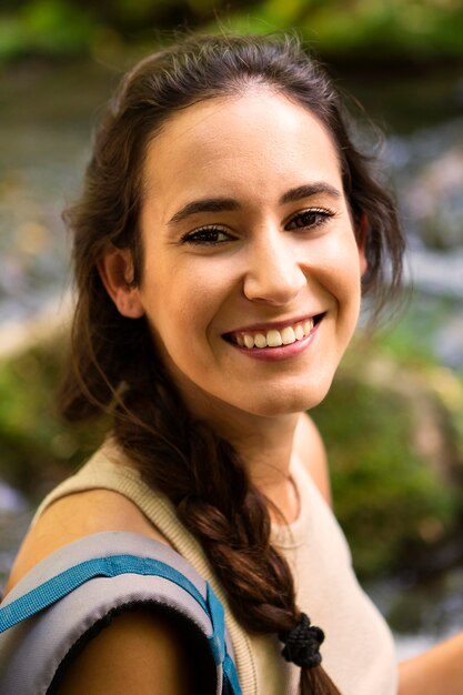 files/imgi_150_mujer-sonriente-sobre-aventura-naturaleza_23-2148647962.png